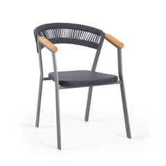 Sisam Outdoor-Stuhl aus Iroko-Holz, Aluminium und handgeflochtenem Seil – Gesamtansicht